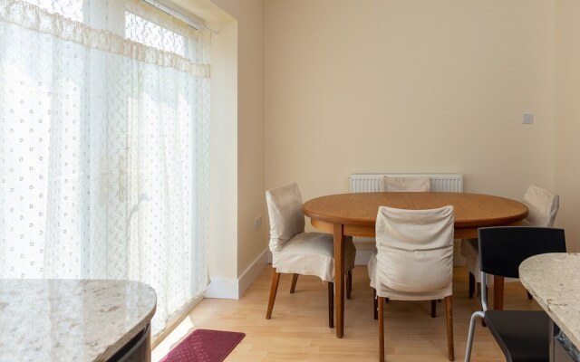 2 Bedroom House In Tooting With Garden