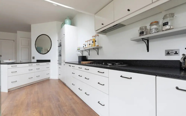 Granard Road by Onefinestay
