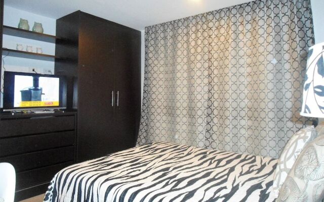 PLAZA FOCH Area - APARTMENTS with Balcony