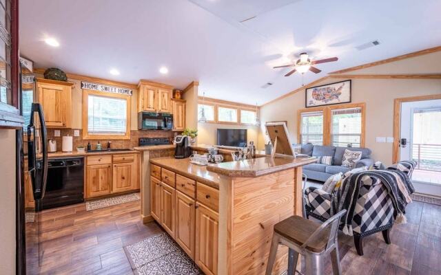 Fish Tales Stunning Cabin Includes Wifi, Hot Tub, and BBQ by Redawning