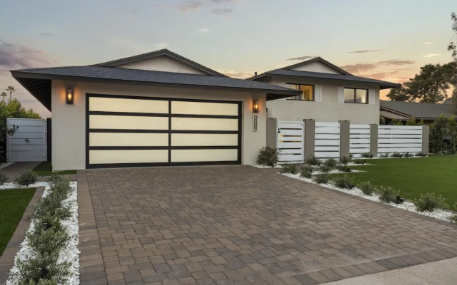 Valley View Chic Home w Backyard Oasis