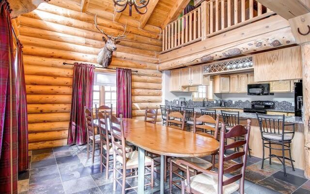 Snowshoe  4 Bedroom Home by RedAwning