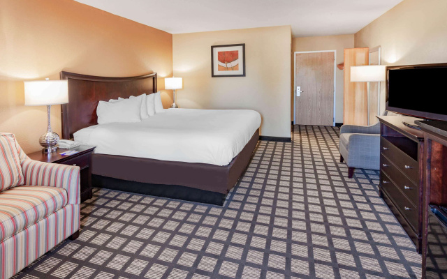 Clarion Pointe Bloomington – Normal near I-55 and University
