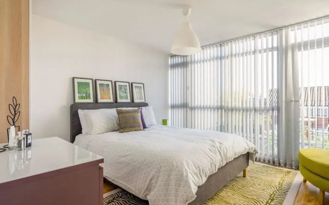 Central Townhouse With Double Terrace and Free Parking