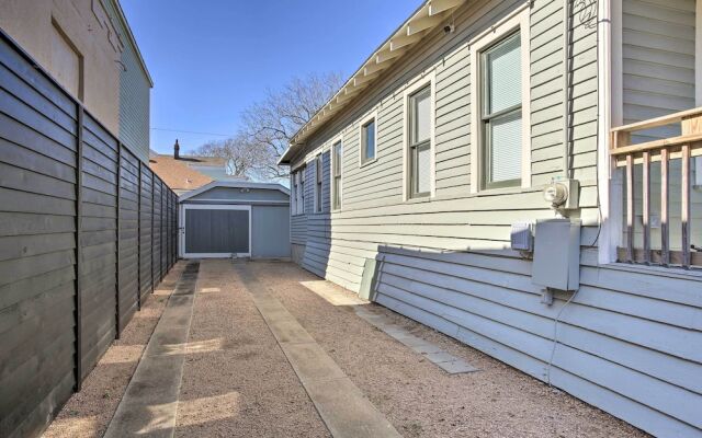 < 2 Mi to Pleasure Pier: Cozy Beach Bungalow