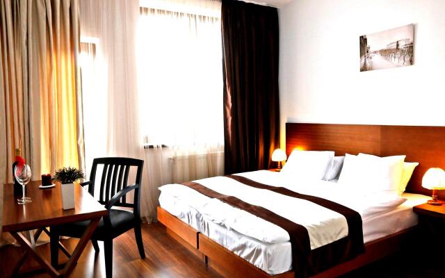 Club-2100 Hotel
