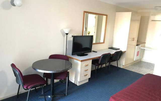Orange Motor Lodge – Guest Rooms – Orange
