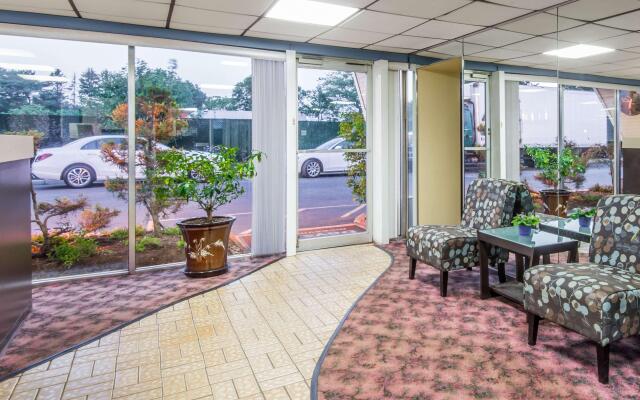 Days Inn by Wyndham Hicksville Long Island