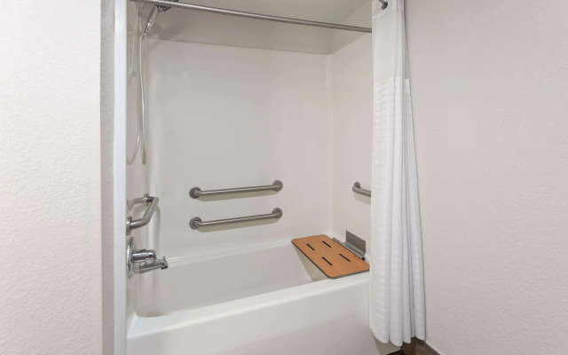 Super 8 by Wyndham Prattville Montgomery