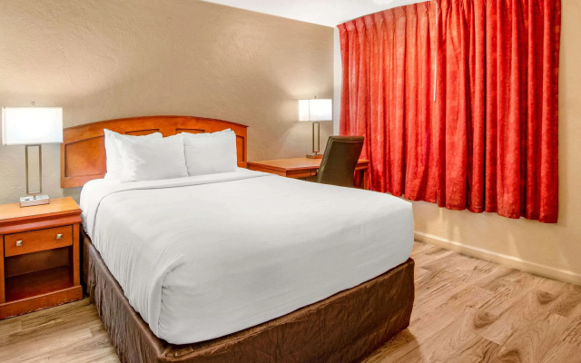 Econo Lodge  Inn & Suites Durango