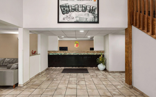 Super 8 by Wyndham Germantown/Milwaukee