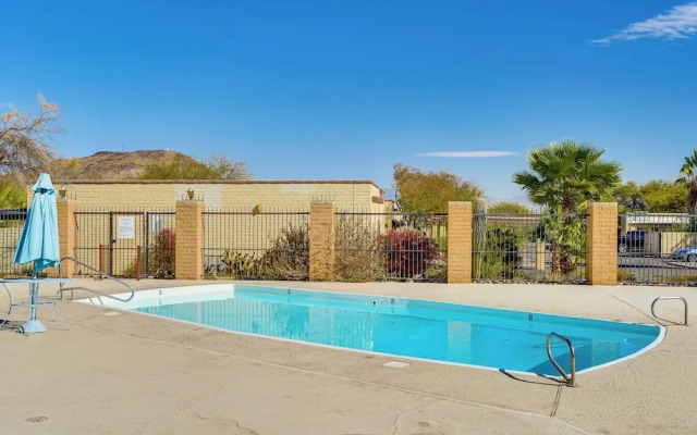 4 Mi to Downtown Tucson: Peaceful Townhome!