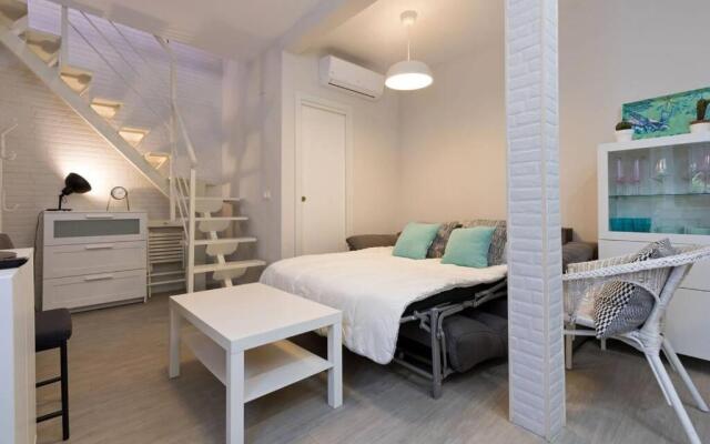 Castilla Triana Courtyard by Valcambre