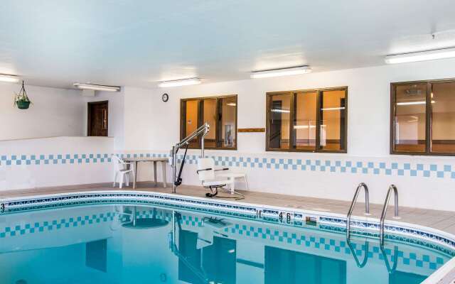 Econo Lodge & Suites