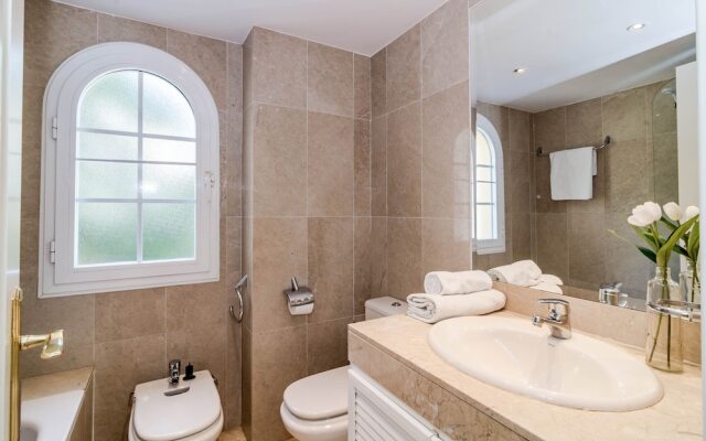 SAT - Contemporary Apartment in Puerto Banus