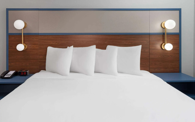AmericInn by Wyndham Eagle River Downtown