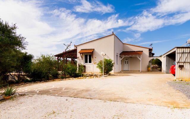 Beautiful Villa Near Sea in Epano Sisi