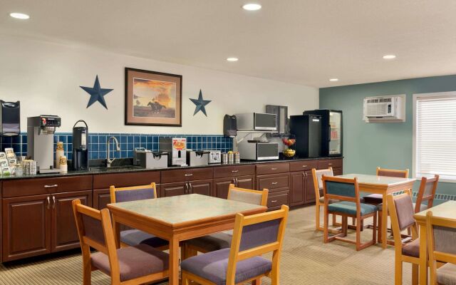 Travelodge by Wyndham Edson