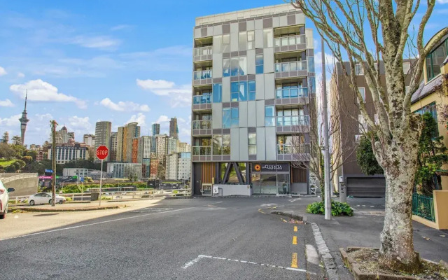 Augustus Harmony Apartment with Parking