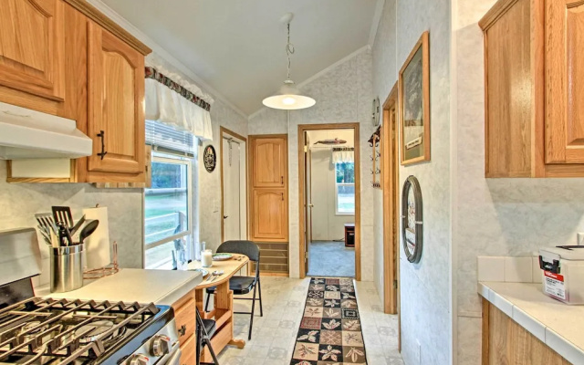 Woodsy Packwood Haven w/ Golf Course Access!