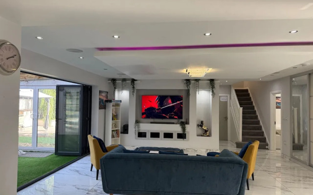 Stylish 6-bed Retreat With Parking and Jacuzzi