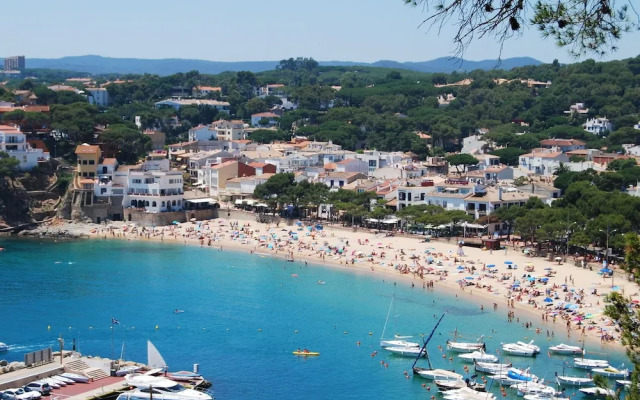 Simply Furnished Apartment With Shared Pool in Llafranc