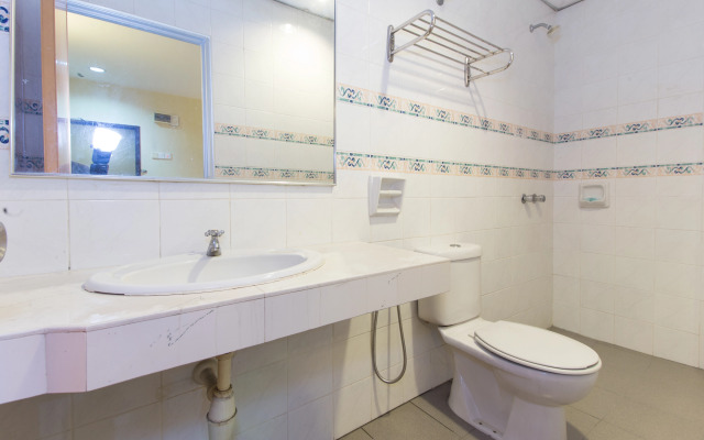 Super OYO 447 Comfort Hotel Meru