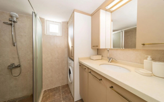 Spacious and Central Apartment near Lara Beach in Muratpasa, Antalya