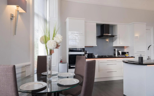 Marks At The Manor Luxury Riverside Apartments - Sleeps up to 4, with Parking and Sky TV