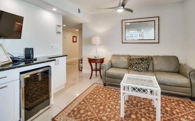 Trillium 5C Beach Front/private Balcony With Amazing Views/pool!