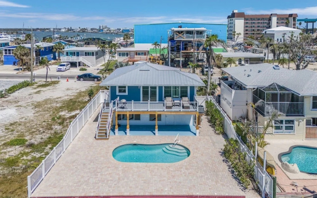 920 Bay Breeze Bungalow: Stunning Bay View Home W/ Heated Pool! 2 Bedroom Home