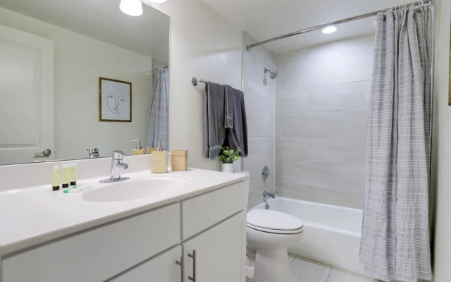 Amazing Br2 Bedroom Condo at Arlington