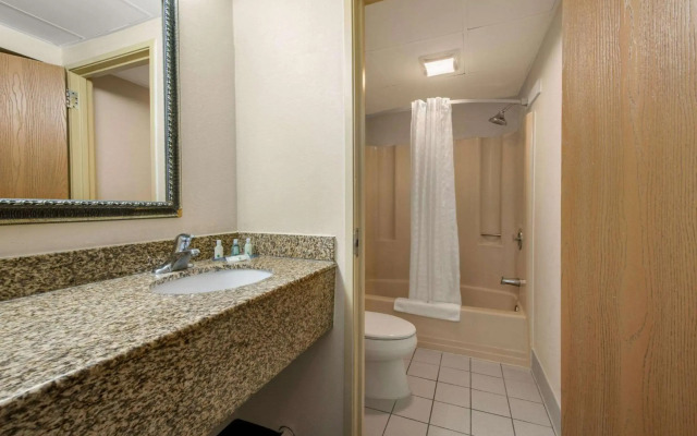 Hibiscus Inn & Suites