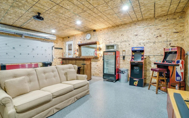 Sporty Blaine Home w/ Games ~ 2 Mi to Super Rink!