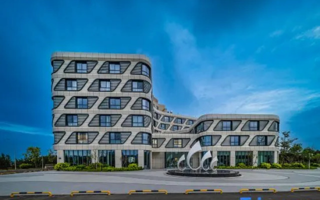 Rezen Hotel Sailing Seascape