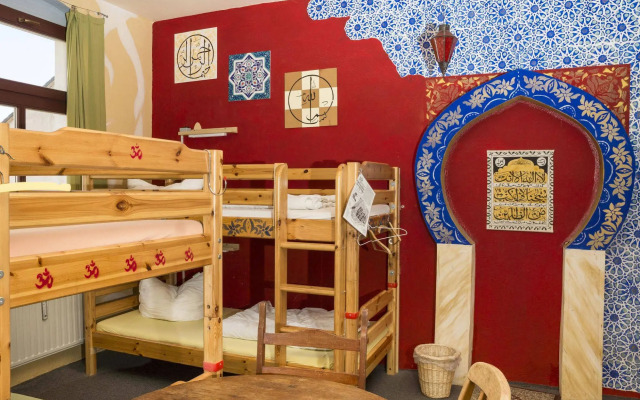 Lollis Homestay - Hostel