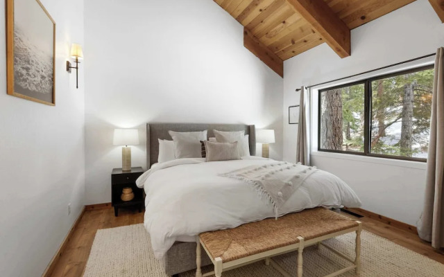 Bright & Modern Cabin Luxury Home in Carnelian Bay!