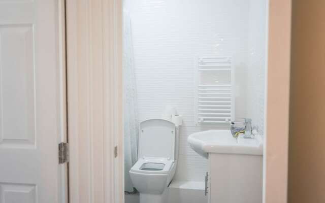 1 Bed Flat in Pedestrianized High Street
