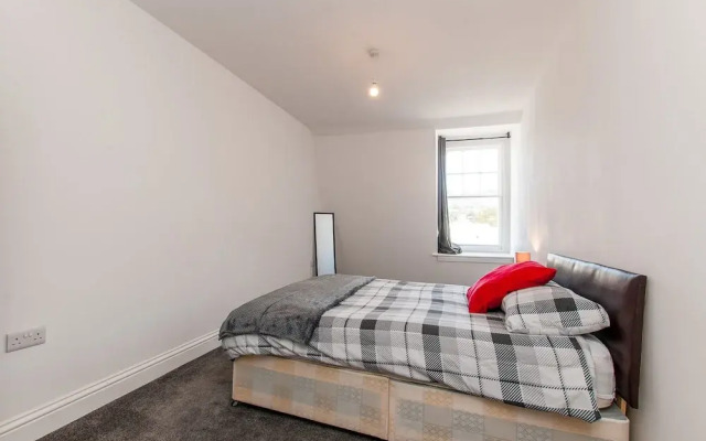 3 Bed Flat in Pedestrianized High Street