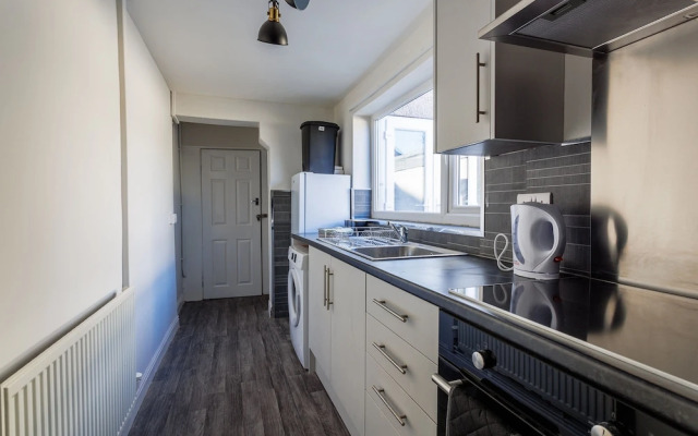 Darlington 4Bd Home: Modern Comfort & Free Parking