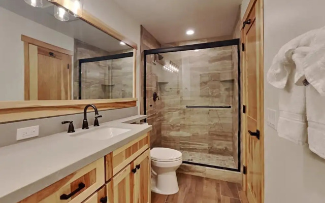 Spacious Condo with Loft, Next to Onsite Ski and Snowboard Rentals! by RedAwning