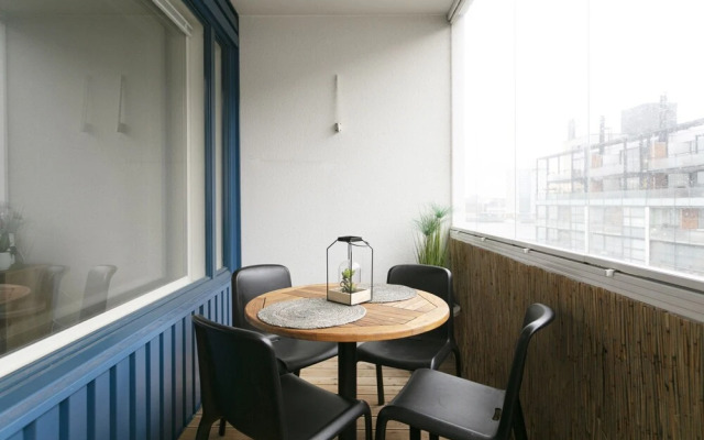 2ndhomes Modern 2BR Apartment w Balcony