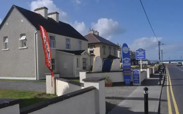 Strandhill Hostel & Surf School