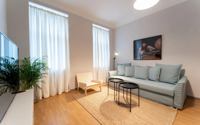 Spacious 2bdr Apt in Beautiful Neighborhood