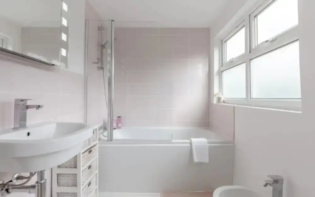 Stylish 2 Bedroom Apartment Beside Putney Station