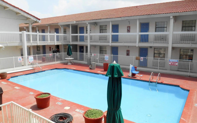 Motel 6 Dallas Plano Southeast