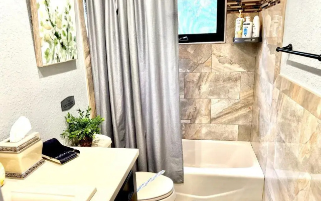 Stunning 3-bed House in Hollywood With hot tub