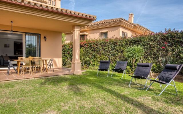 Peaceful Holiday Home in Sitio de Calahonda With Garden