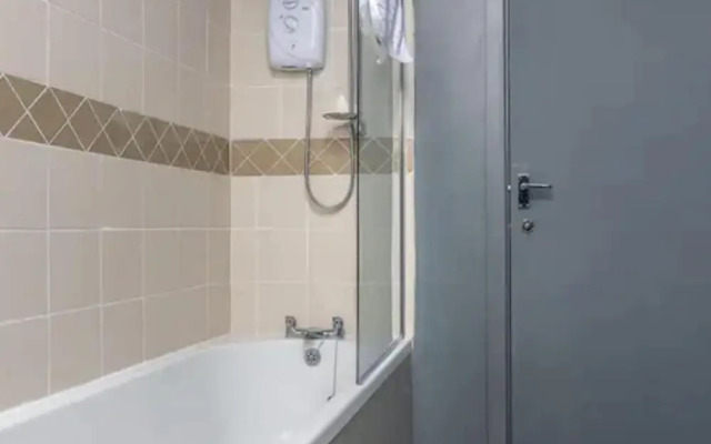 One Bed Apartment - Amazing Town Centre Location