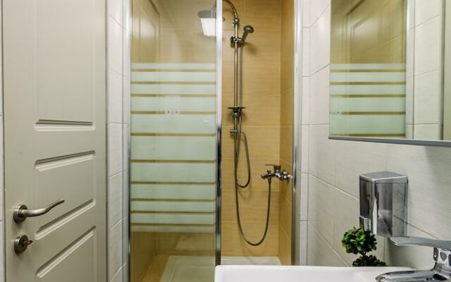 City-Sea Fusion, Elegant Gem Minutes from the Beach